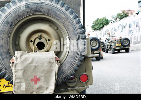 Retro del centro storico di un veicolo militare con il kit di primo soccorso attaccato alla ruota a 'D-giorno Hel' una rievocazione festival di Hel, Pomerania, Polonia. Foto Stock