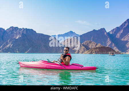 Hatta Kayak giovane kayak in Hatta Dam bellissimo luogo per Acqua avventura Attività come il safari in barca famosa attrazione turistica di Dubai Foto Stock