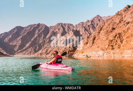 Hatta Kayak giovane kayak in Hatta Dam bellissimo luogo per Acqua avventura Attività come il safari in barca Kayak acqua bike famosa località turistica attr Foto Stock