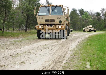 Soldati con la 432nd gli affari civili battaglione sede e sede della società Green Bay, Wisconsin, convoglio da una zona di formazione sulla Fort McCoy Sud post su 27 Maggio, 2016. Il battaglione di riserva stava conducendo addestramento annuale come parte di un lungo addestramento Combat tour presso l'installazione a fine maggio e inizio giugno 2016. (U.S. Foto dell'esercito da Scott T. Sturkol, Ufficio per gli affari pubblici, Fort McCoy, Wis.) Foto Stock