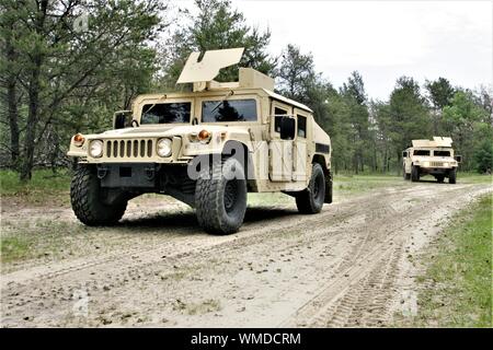 Soldati con la 432nd gli affari civili battaglione sede e sede della società Green Bay, Wisconsin, convoglio da una zona di formazione sulla Fort McCoy Sud post su 27 Maggio, 2016. Il battaglione di riserva stava conducendo addestramento annuale come parte di un lungo addestramento Combat tour presso l'installazione a fine maggio e inizio giugno 2016. (U.S. Foto dell'esercito da Scott T. Sturkol, Ufficio per gli affari pubblici, Fort McCoy, Wis.) Foto Stock