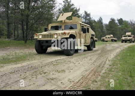 Soldati con la 432nd gli affari civili battaglione sede e sede della società Green Bay, Wisconsin, convoglio da una zona di formazione sulla Fort McCoy Sud post su 27 Maggio, 2016. Il battaglione di riserva stava conducendo addestramento annuale come parte di un lungo addestramento Combat tour presso l'installazione a fine maggio e inizio giugno 2016. (U.S. Foto dell'esercito da Scott T. Sturkol, Ufficio per gli affari pubblici, Fort McCoy, Wis.) Foto Stock