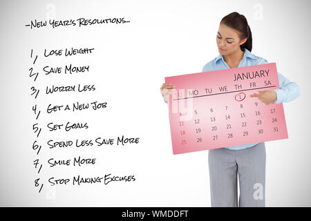 Giovane imprenditrice guardando il calendario che presenta contro la carta rosa Foto Stock