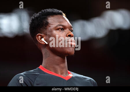 Il 05 settembre 2019, Cina, Shenzhen: Basket: WM, Germania - Giordania, turno preliminare, gruppo G, 3° giornata alla Baia di Shenzhen centro sportivo. La Germania Dennis Schröder si erge con gli auricolari in fase di riscaldamento nella hall. Foto: Swen Pförtner/dpa Foto Stock