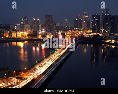 La causeway che separa Singapore dalla Malesia di notte Foto Stock