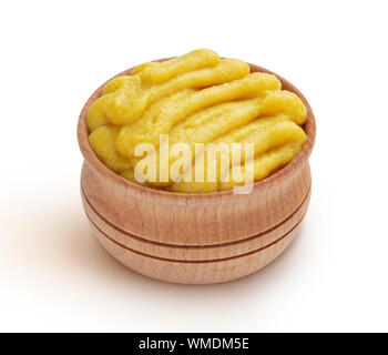 Purè di patate nella ciotola di legno isolato su sfondo bianco Foto Stock