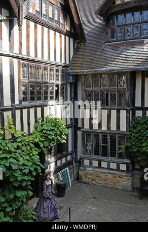 Cortile interno e il castello di Hever, Hever, Edenbridge, Kent, Inghilterra, Gran Bretagna, Regno Unito, Gran Bretagna, Europa Foto Stock