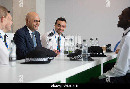 Il cancelliere dello scacchiere Sajid Javid soddisfa le reclute di polizia durante una visita alla Metropolitan Police training college in Hendon, a nord di Londra, dopo che egli ha promesso di £ 750 milioni di ieri nel corso della revisione di spese per finanziare il primo anno di un piano per reclutare un extra 20.000 funzionari di polizia. Foto Stock