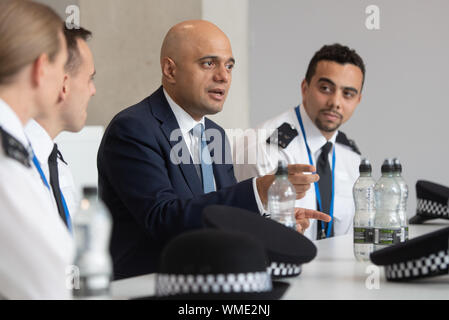 Il cancelliere dello scacchiere Sajid Javid soddisfa le reclute di polizia durante una visita alla Metropolitan Police training college in Hendon, a nord di Londra, dopo che egli ha promesso di £ 750 milioni di ieri nel corso della revisione di spese per finanziare il primo anno di un piano per reclutare un extra 20.000 funzionari di polizia. Foto Stock