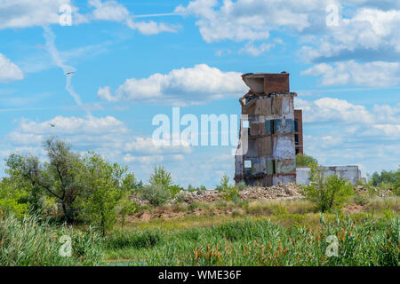 I resti delle rovine del vecchio edificio contro il cielo nuvoloso. Foto Stock