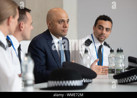 Il cancelliere dello scacchiere Sajid Javid soddisfa le reclute di polizia durante una visita alla Metropolitan Police training college in Hendon, a nord di Londra, dopo che egli ha promesso di £ 750 milioni di ieri nel corso della revisione di spese per finanziare il primo anno di un piano per reclutare un extra 20.000 funzionari di polizia. Foto Stock