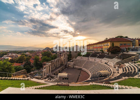 Tramonto su antico anfiteatro romano nella città di Plovdiv - Capitale europea della cultura 2019, Bulgaria. La città vecchia è inclusa nel patrimonio mondiale Herritag Foto Stock