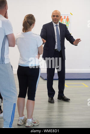 Il cancelliere dello scacchiere Sajid Javid soddisfa le reclute di polizia di prendere parte a una difesa di auto di classe durante una visita alla Metropolitan Police training college in Hendon, a nord di Londra, dopo che egli ha promesso di £ 750 milioni di ieri nel corso della revisione di spese per finanziare il primo anno di un piano per reclutare un extra 20.000 funzionari di polizia. Foto Stock