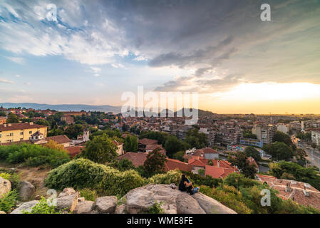 Estate tramonto cityscape di Nebet Tepe Hill nella città di Plovdiv, Bulgaria. Vista panoramica. Antica Plovdiv è Patrimonio mondiale UNESCO. Foto Stock