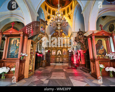 Interno con varie immagini sacre e altari con decorazioni in monastero di Panagia Tourliani, Grecia Foto Stock