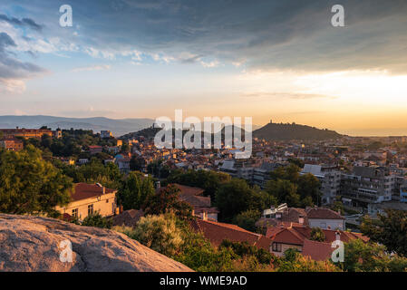 Estate tramonto cityscape di Nebet Tepe Hill nella città di Plovdiv, Bulgaria. Vista panoramica. Antica Plovdiv è Patrimonio mondiale UNESCO. Foto Stock