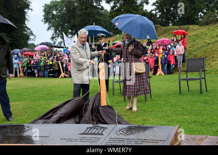 Dannewerk, Germania. 05 Sep, 2019. La Danimarca la Regina Margrethe II svela un sito del Patrimonio Mondiale lapide sulla sua visita il sito Dannewerk vicino a Schleswig sull'ex confine. Ella farà visita Schleswig-Holstein fino a venerdì. La Danimarca ritiene che la visita come un preludio al 100-celebrazioni dell anno per disegnare la linea con un referendum nel 2020. Credito: Carsten Rehder/dpa/Alamy Live News Foto Stock