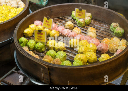 Vista ravvicinata della dim sum in bambù sistema di cottura a vapore Foto Stock