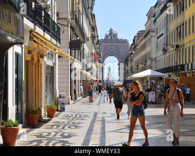 La Rua Augusta in Lisbona Portogallo con la Rua Augusta Arch e Piazza del commercio visibile in background Foto Stock