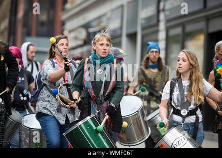 Estinzione i manifestanti della ribellione occupano oggi Deansgate nel centro di Manchester (Venerdì 30 agosto 2019) Foto Stock