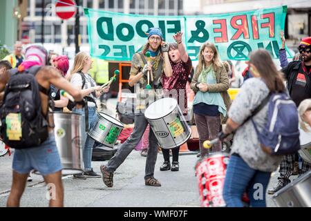 Estinzione i manifestanti della ribellione occupano oggi Deansgate nel centro di Manchester (Venerdì 30 agosto 2019) Foto Stock