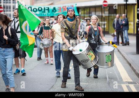 Estinzione i manifestanti della ribellione occupano oggi Deansgate nel centro di Manchester (Venerdì 30 agosto 2019) Foto Stock