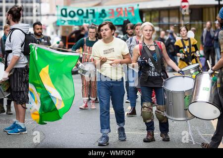 Estinzione i manifestanti della ribellione occupano oggi Deansgate nel centro di Manchester (Venerdì 30 agosto 2019) Foto Stock