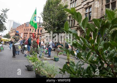 Estinzione i manifestanti della ribellione occupano oggi Deansgate nel centro di Manchester (Venerdì 30 agosto 2019) Foto Stock