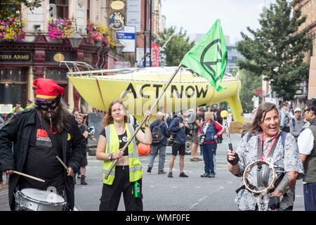 Estinzione i manifestanti della ribellione occupano oggi Deansgate nel centro di Manchester (Venerdì 30 agosto 2019) Foto Stock