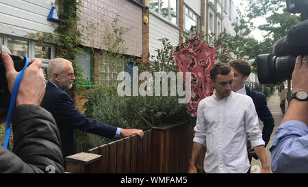 Un reporter tenta di dare leader laburista Jeremy Corbyn una camicetta al di fuori della sua casa nel quartiere di Islington, Londra del nord dopo essere stato bollato come grande ragazza camicetta da parte del Primo Ministro. Londra. Foto Stock