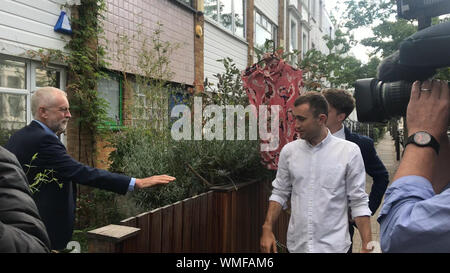 Un reporter tenta di dare leader laburista Jeremy Corbyn una camicetta al di fuori della sua casa nel quartiere di Islington, Londra del nord dopo essere stato bollato come grande ragazza camicetta da parte del Primo Ministro. Londra. Foto Stock