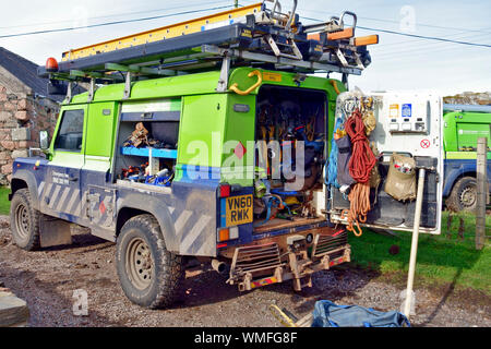 Scottish and Southern Energy furgoni imballate con attrezzature in Scozia rurale Foto Stock