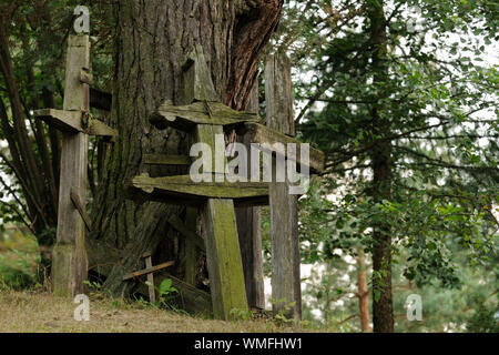 Weathered croci di legno sulla montagna sacra Grabarka, Swieta Gora Garbarka, Polonia, Europa Foto Stock