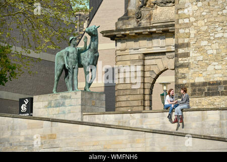 Skulptur Mann mit Pferd, von Hermann Scheuernstuhl, Am Hohen Ufer, Hannover, Niedersachsen, Deutschland Foto Stock