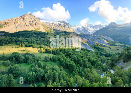 Francia, Hautes Alpes, Parco Nazionale degli Ecrins, Oisans, La Grave, etichettati i più bei villaggi di Francia, Meije massiccio e il romancio (fiume e Foto Stock