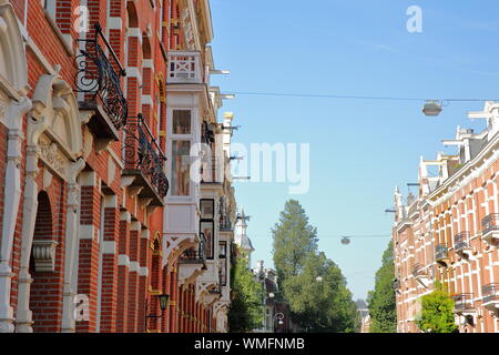 Patrimonio colorati edifici ubicati su Van Eeghenstraat street accanto a Vondelpark, Amsterdam, Paesi Bassi Foto Stock