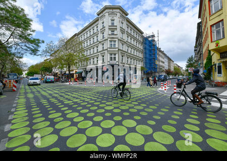 Gruene Punkte, Verkehrsberuhigung, Bergmannstrasse, Kreuzberg di Berlino, Deutschland Foto Stock