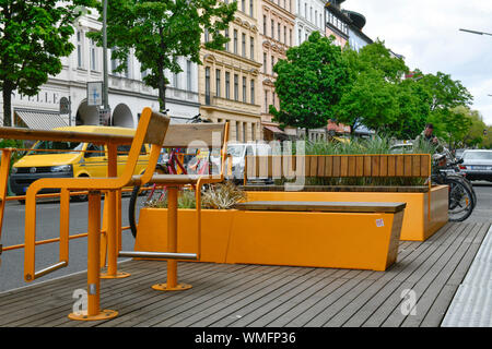 Parklets, Begegnungszone, Bergmannstrasse, Kreuzberg di Berlino, Deutschland Foto Stock