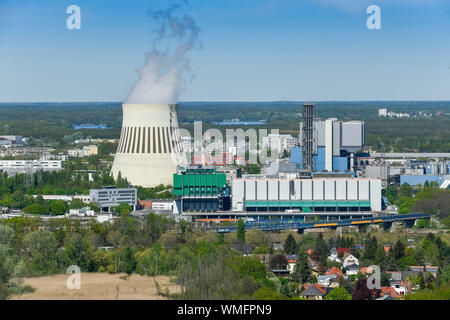 Muellheizkraftwerk der BSR (vorne), Kraftwerk Reuter Ovest (hinten), Ruhleben, Siemensstadt, Spandau, Berlino, Deutschland Foto Stock