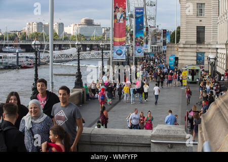 I turisti sulla banca del sud, il fiume Tamigi e Londra, Regno Unito. Foto Stock