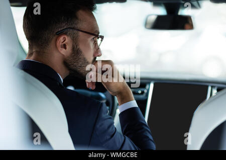 Imprenditore sensazione annoiato in attesa nel traffico Foto Stock