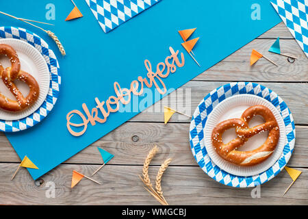 Immagini Stock - Oktoberfest, Piatto Su Tavola Rustica In Legno Con Carta  Blu Spalmata, Salatini Su Piatti Usa E Getta, Spighe Di Grano, Bandiere  Decorative E Foglie D'autunno. Image 129306201