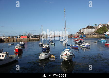 Viaggio, di trasporto e stile di vita - Vista Panoramica di yacht e barche a vela ormeggiata lungo la Riviera Inglese a Brixham Harbour, Devon. Foto Stock