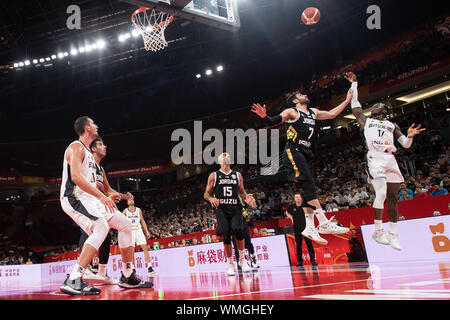 Il 05 settembre 2019, Cina, Shenzhen: Basket: WM, Germania - Giordania, turno preliminare, gruppo G, 3° giornata alla Baia di Shenzhen centro sportivo. La Germania Dennis Schröder (r) gioca contro Jordan Ahmad Alhamarsheh. Foto: Swen Pförtner/dpa Foto Stock