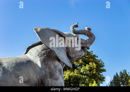 Statua di elefante al di fuori del museo d'Orsay a Parigi Foto Stock