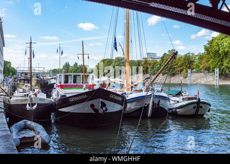 Case galleggianti ormeggiate sotto Pont Bir-Hakeim - Parigi, Francia Foto Stock