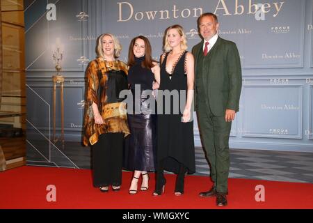 Amburgo, Deutschland. 04 Sep, 2019. Phyllis Logan, Sophie McShera, Laura Carmichael e Hugh Bonneville, gli attori e il ruolo di primo attore al Photocall per la versione teatrale di 'centro città Abbey' su il 4/4/2019 ad Amburgo | Utilizzo di credito in tutto il mondo: dpa/Alamy Live News Foto Stock