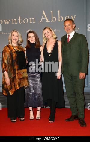 Amburgo, Deutschland. 04 Sep, 2019. Phyllis Logan, Sophie McShera, Laura Carmichael e Hugh Bonneville, gli attori e il ruolo di primo attore al Photocall per la versione teatrale di 'centro città Abbey' su il 4/4/2019 ad Amburgo | Utilizzo di credito in tutto il mondo: dpa/Alamy Live News Foto Stock
