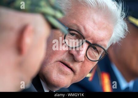 Cammin, Germania. Il 27 agosto, 2019. Il Presidente federale Frank-Walter Steinmeier durante la sua visita alla tedesca Air Force. Steinmeier informa di sé circa i compiti e le capacità di difesa aerea gruppo missile 21 con circa 550 soldati. Come parte del sistema integrato di sistema di difesa aerea, l'associazione contribuisce alla protezione dello spazio aereo con il patriota ground-based Air Defence System. Credito: Jens BŸttner/dpa-Zentralbild/ZB/dpa/Alamy Live News Foto Stock