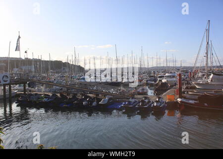 Viaggi & Yachting - Scenic vista sulla cittadina di pescatori del porto di Brixham,Devon, a sud-ovest dell'Inghilterra. Agosto 2019. Foto Stock